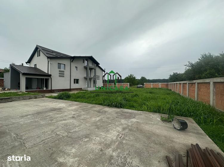 Casă cu 8 camere cu Teren 2000 Mp în Băbeni