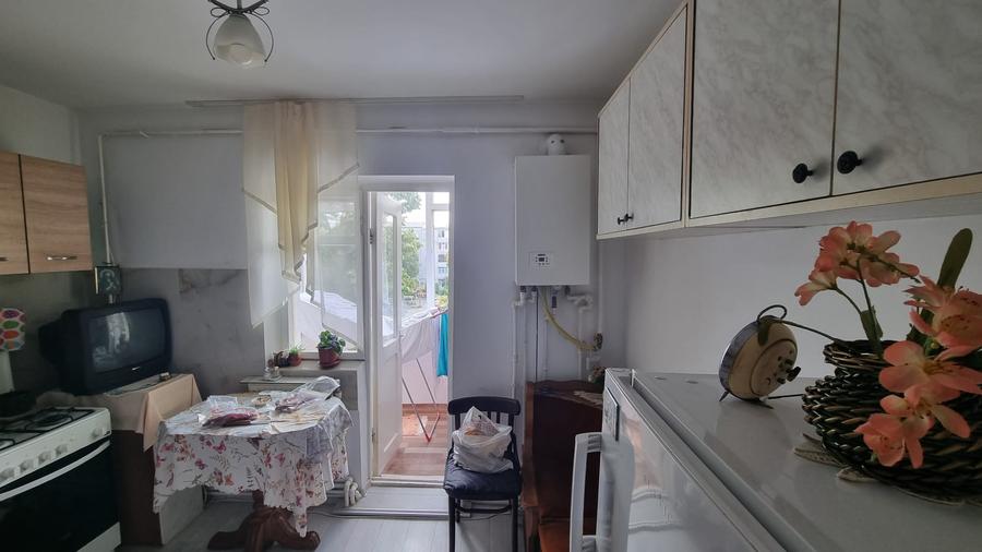Apartament cu 3 camere decomandat în Nicolina