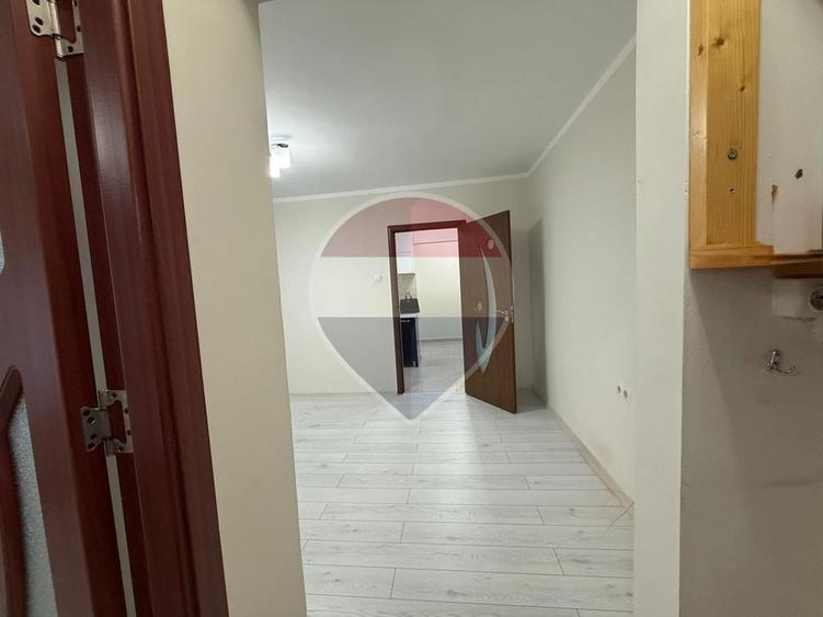 Apartament cu 3 camere semidecomandat, mobilat în Central