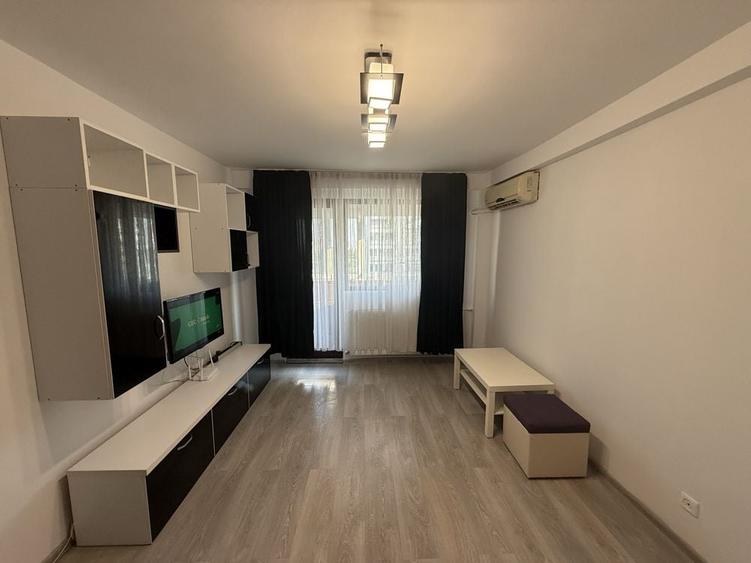 Garsonieră decomandată în Titan