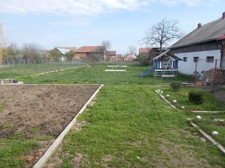 Casă cu 3 camere cu Teren 1439 Mp în Ronaț
