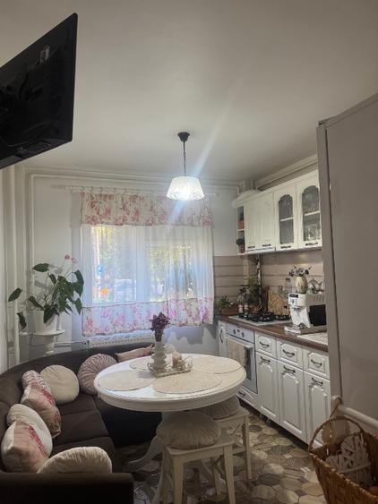 Apartament cu 2 camere decomandat, mobilat în Titan
