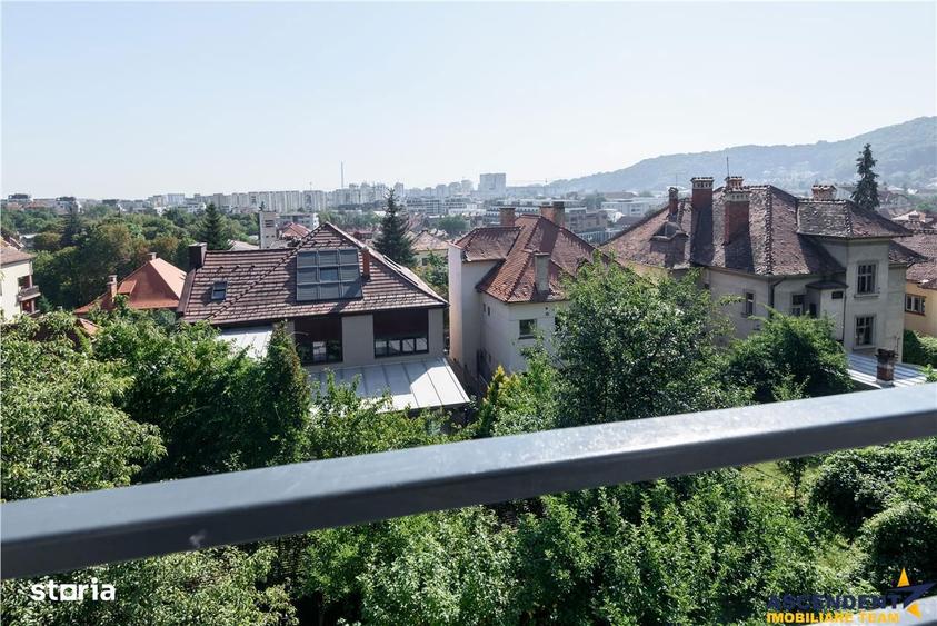 Casă cu 8 camere cu Canalizare în Centrul Istoric