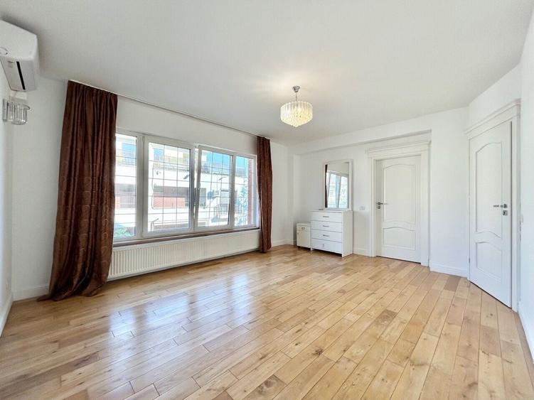 Duplex cu 8 camere cu Canalizare în Iancu Nicolae