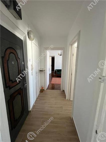 Apartament cu 3 camere semidecomandat, mobilat în Central