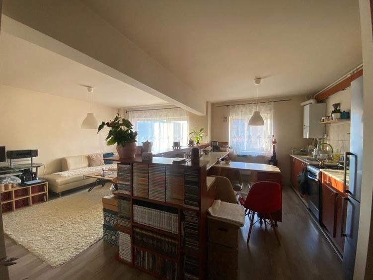 Apartament cu 4 camere decomandat în Petros