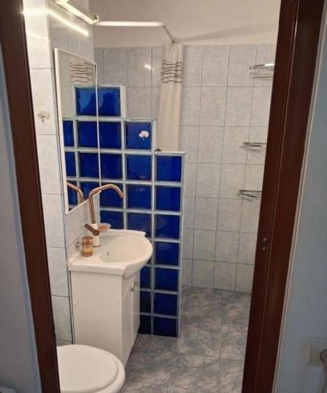 Apartament cu 3 camere semidecomandat, mobilat în Tomis Nord