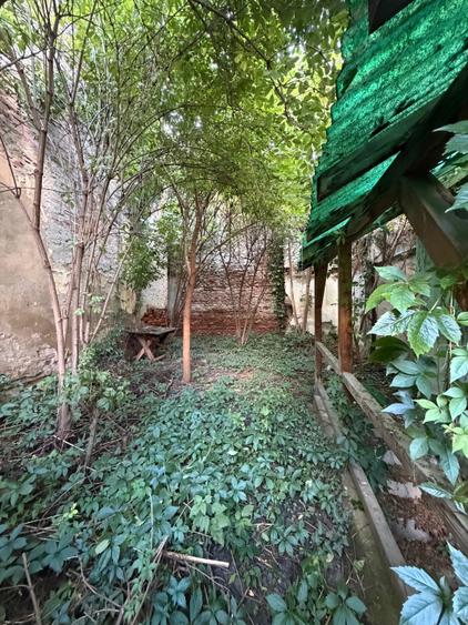 Casă individuală cu 9 camere cu Canalizare în Central