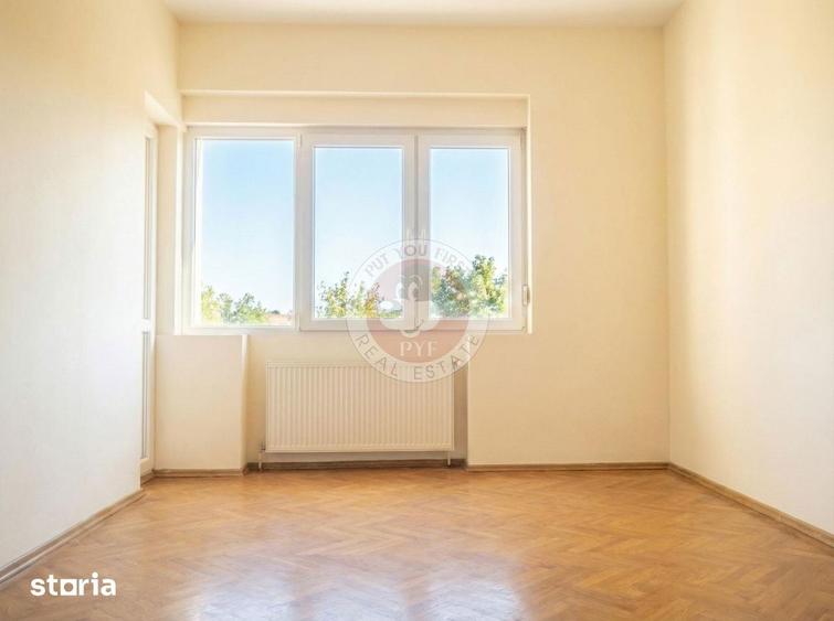 Apartament cu 5 camere decomandat în Romană