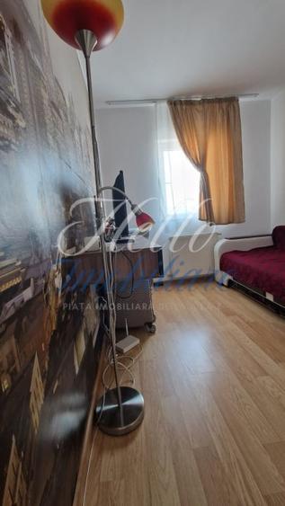 Apartament cu 3 camere semidecomandat în Florești