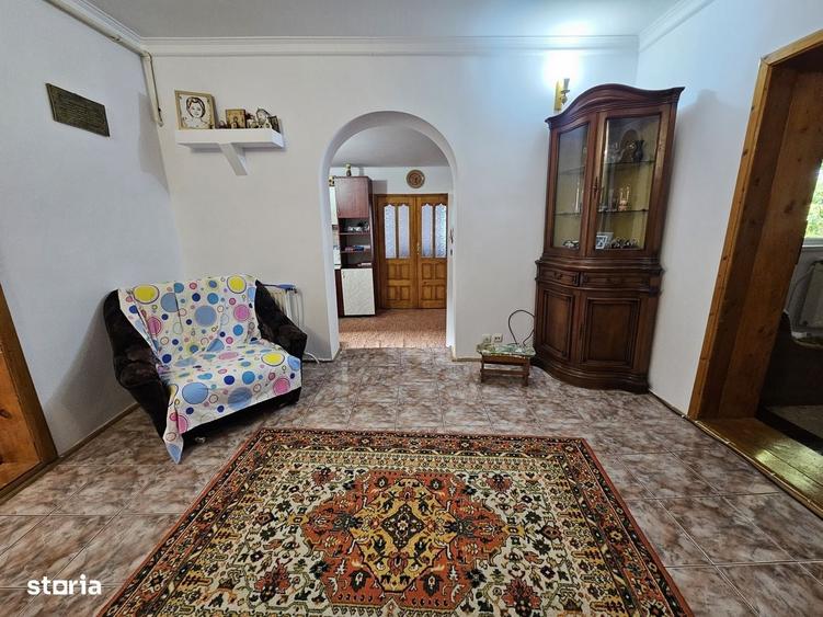 Apartament cu 3 camere decomandat în Universității