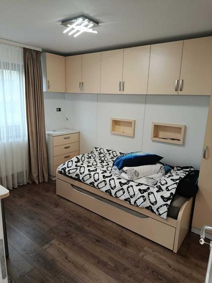 Apartament cu 3 camere semidecomandat în Săvinești