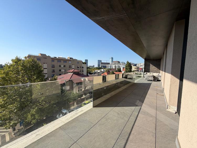 Apartament cu 3 camere decomandat în Floreasca