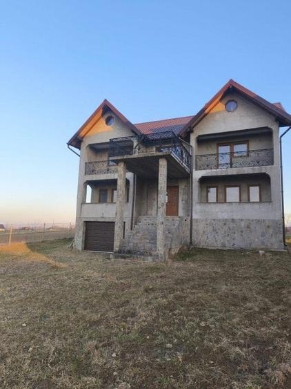 Casă cu Teren 2500 Mp în Marginea