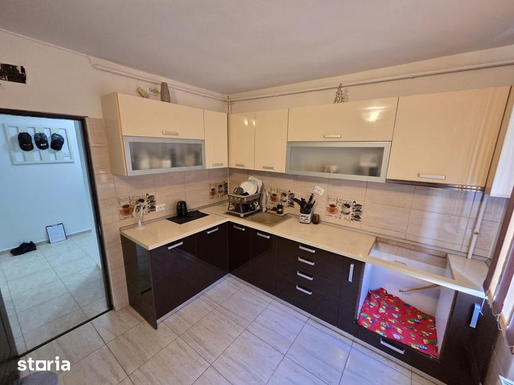 Apartament cu 3 camere decomandat în Micro 6