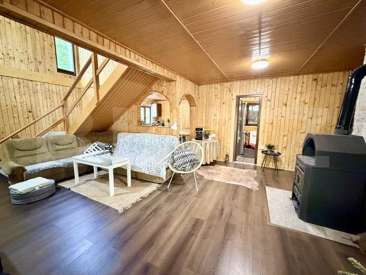Casă individuală cu 6 camere cu Teren 3000 Mp în Periferie