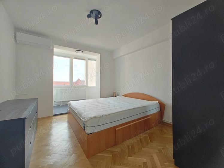 Apartament cu 4 camere semidecomandat în P-ța Victoriei