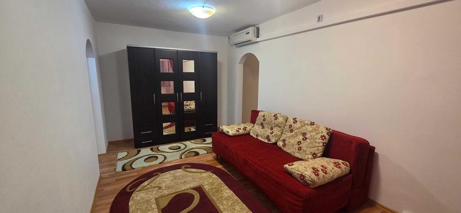Apartament cu 3 camere semidecomandat, mobilat în Aradului