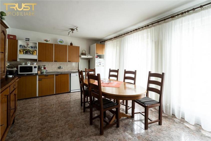 Apartament cu 9 camere semidecomandat în Central