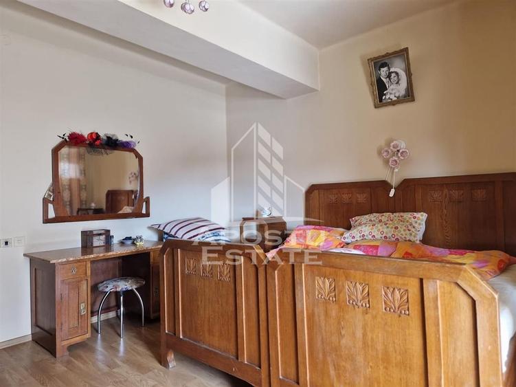 Casă individuală cu 17 camere cu Canalizare în Pârneava