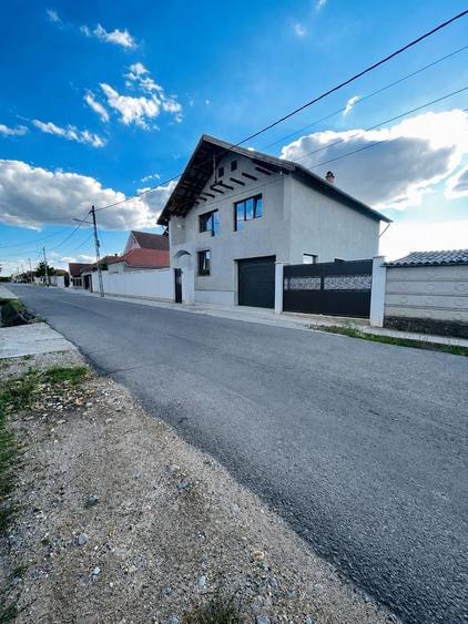 Casă cu 6 camere cu Canalizare în Haieu