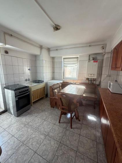 Apartament cu 3 camere semidecomandat, mobilat în Central