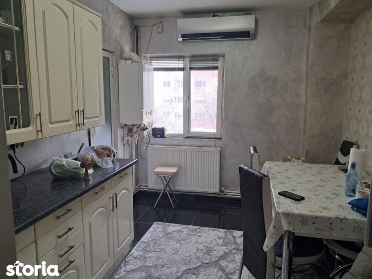 Apartament cu 4 camere decomandat în Central
