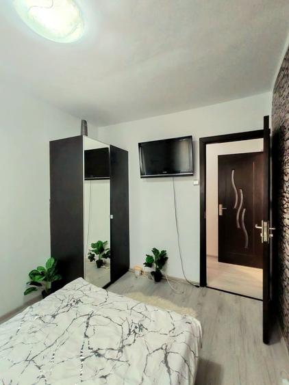 Apartament cu 3 camere semidecomandat, mobilat în Complex Studențesc
