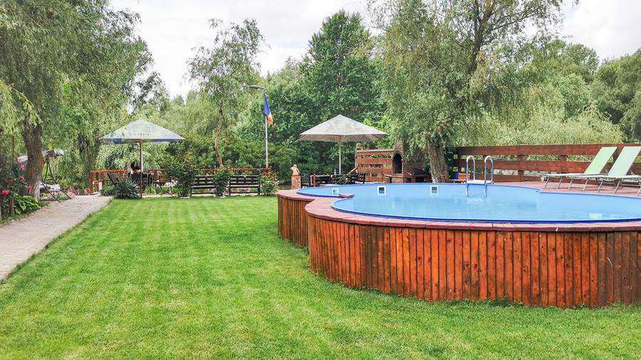Casă individuală cu 12 camere cu Piscina în Uzlina