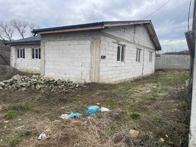 Casă cu 3 camere decomandat în Dârlos