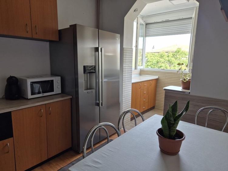 Apartament cu 3 camere decomandat în Exterior Vest