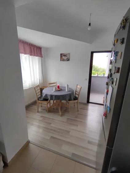 Apartament cu 3 camere în Apărătorii Patriei