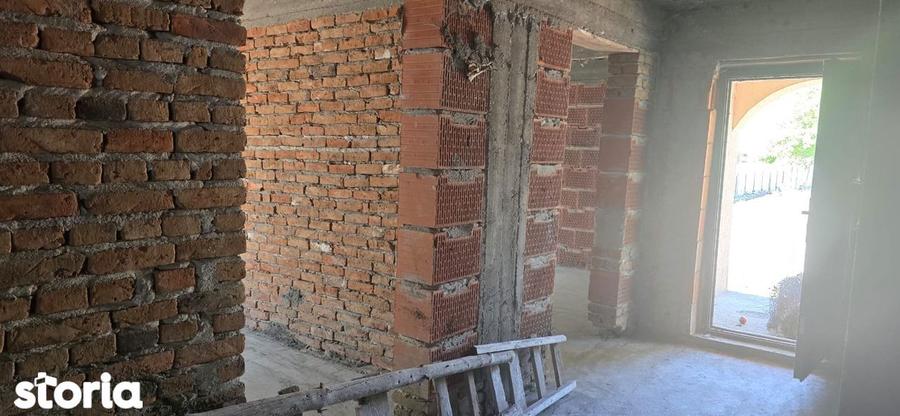 Casă cu 4 camere cu Teren 750 Mp în Nanov