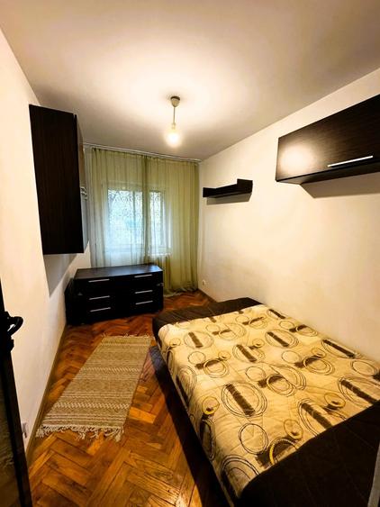 Apartament cu 3 camere decomandat în Podul de Fier