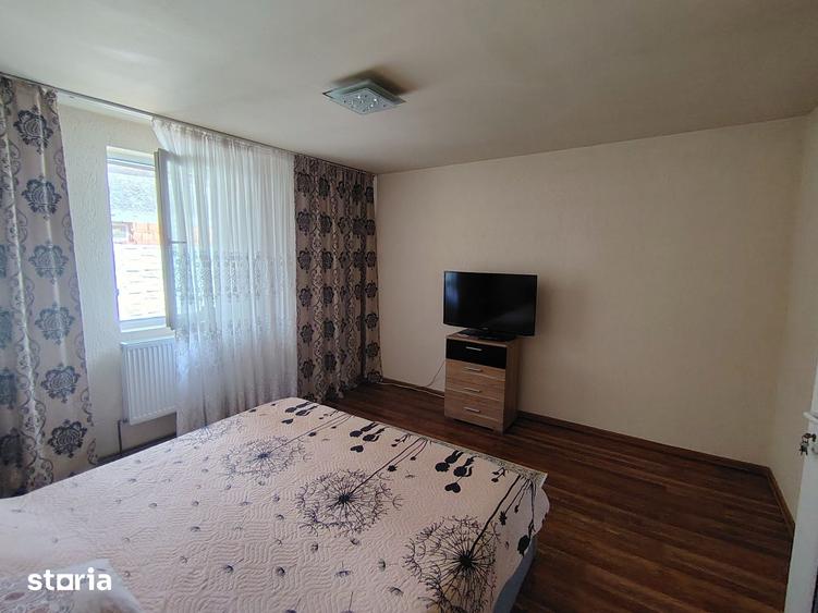 Casă cu 6 camere cu Teren 210 Mp în Zimandu Nou