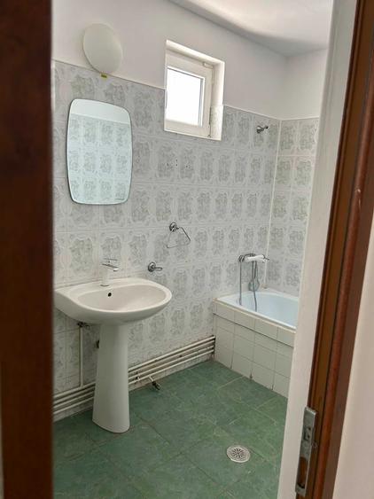 Casă cu 4 camere cu Teren 250 Mp în Vatra Luminoasă