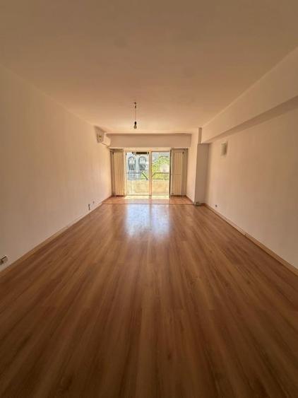 Apartament cu 4 camere decomandat în Decebal