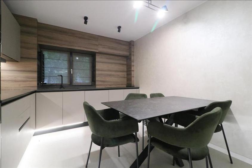 Apartament cu 4 camere decomandat în Central