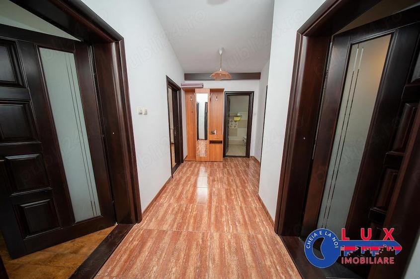 Apartament cu 3 camere decomandat în Neptun