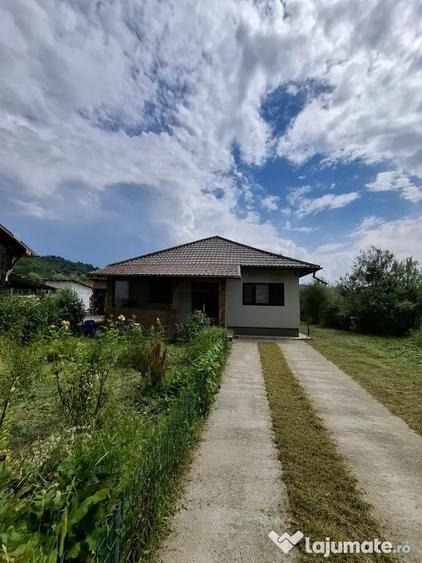 Casă cu 3 camere cu Teren 2370 Mp în Mihăești
