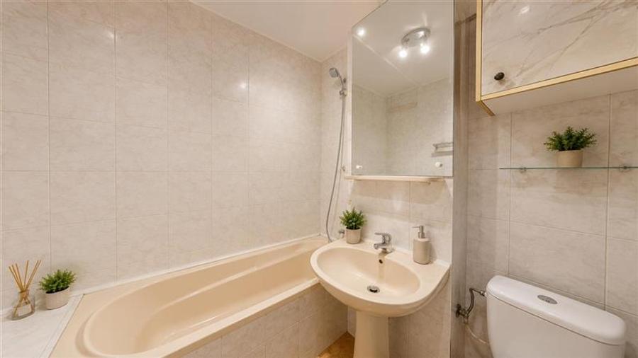 Apartament cu 4 camere decomandat, mobilat în Tractorul