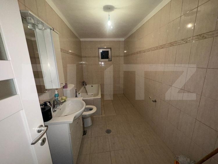 Casă individuală cu 12 camere cu Canalizare în Nufărul