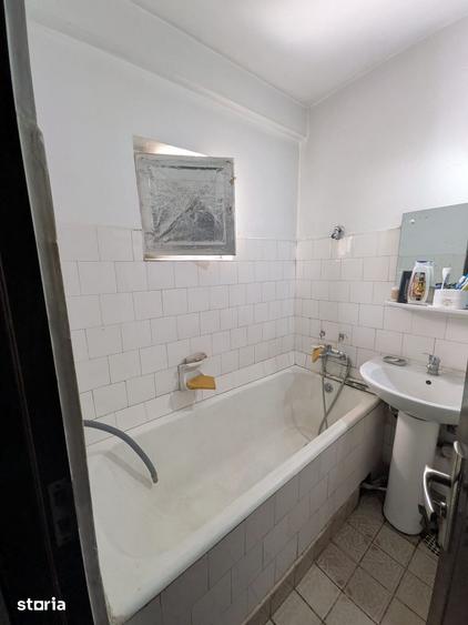 Apartament cu 3 camere decomandat în Calea București