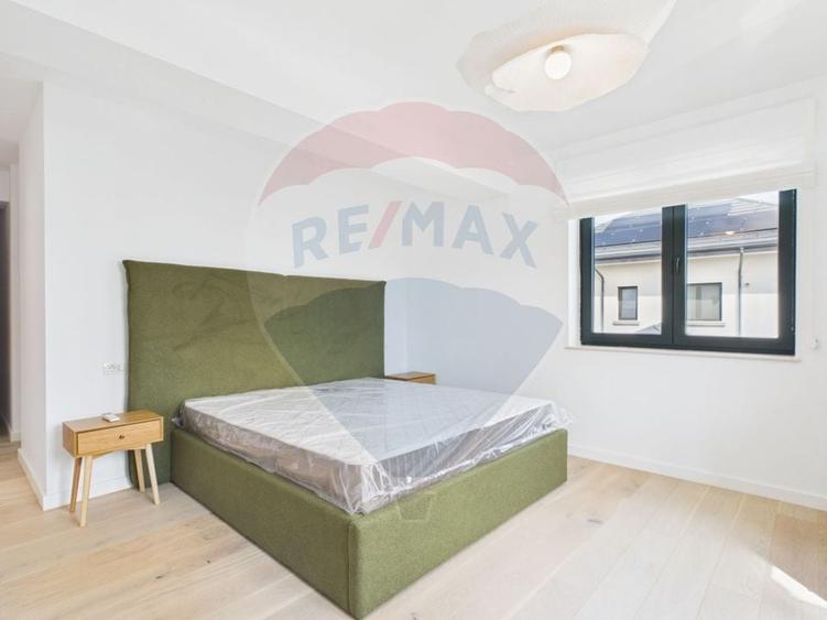 Casă individuală cu 8 camere cu Teren 400 Mp în Corbeanca