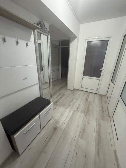 Apartament cu 3 camere decomandat, mobilat în Central