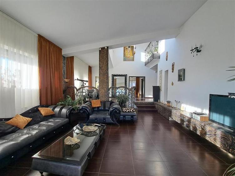 Casă individuală cu 8 camere cu Piscina în Samurcași