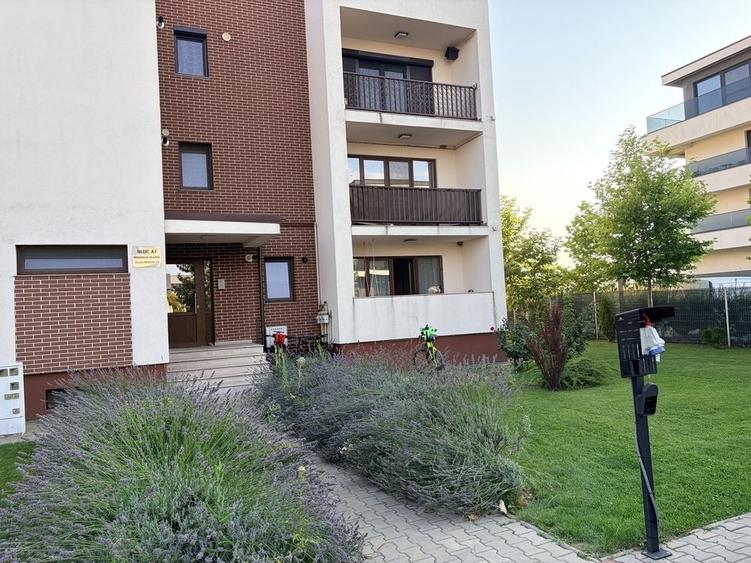 Apartament cu 3 camere semidecomandat în Păulești