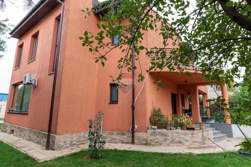 Casă individuală cu 6 camere cu Teren 607 Mp în Central