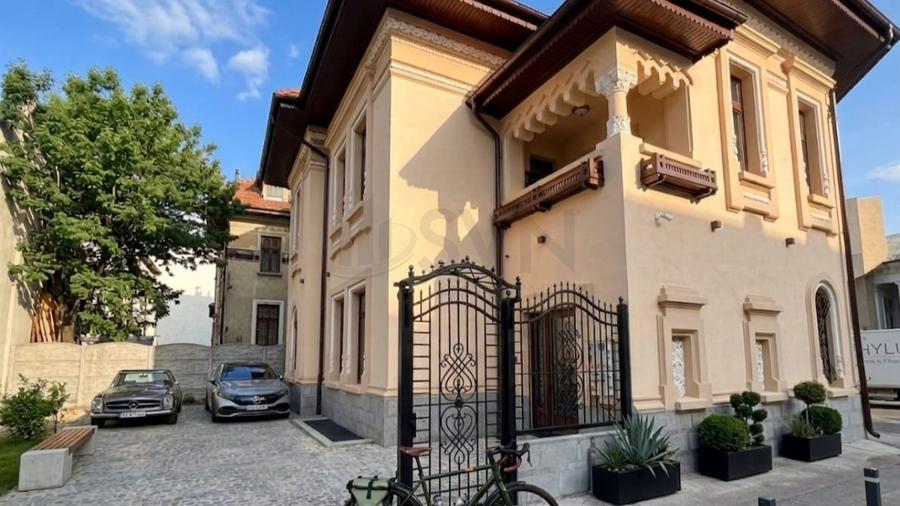 Casă individuală cu 15 camere cu Teren 322 Mp în P-ța Victoriei