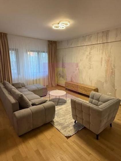 Apartament cu 4 camere decomandat în Herăstrău